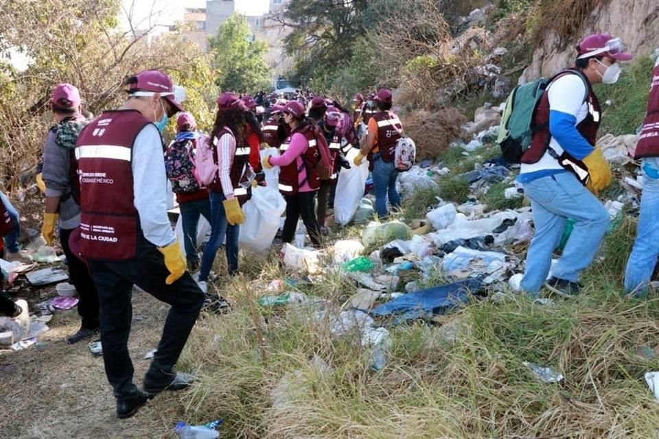 Autoridades informaron que iniciaron trabajos de limpieza y saneamiento en barrancas de la Ciudad de México y adelantaron que continuarán en otras 25 consideradas áreas de valor ambiental.