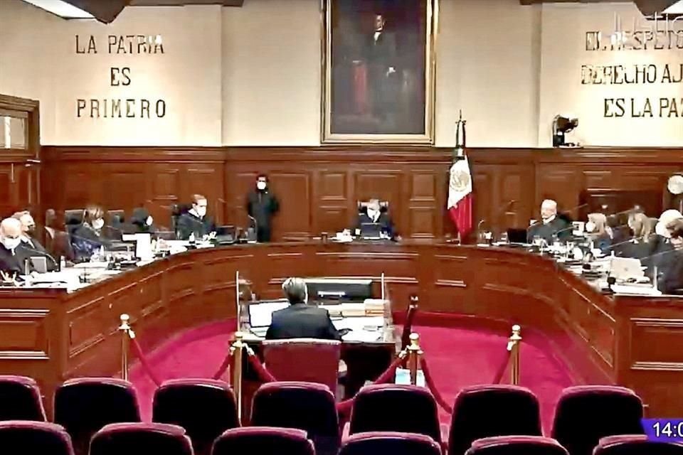 Los hijos de Alejandra Cuevas Morán siguieron la sesión afuera de la Suprema Corte de Justicia de la Nación.