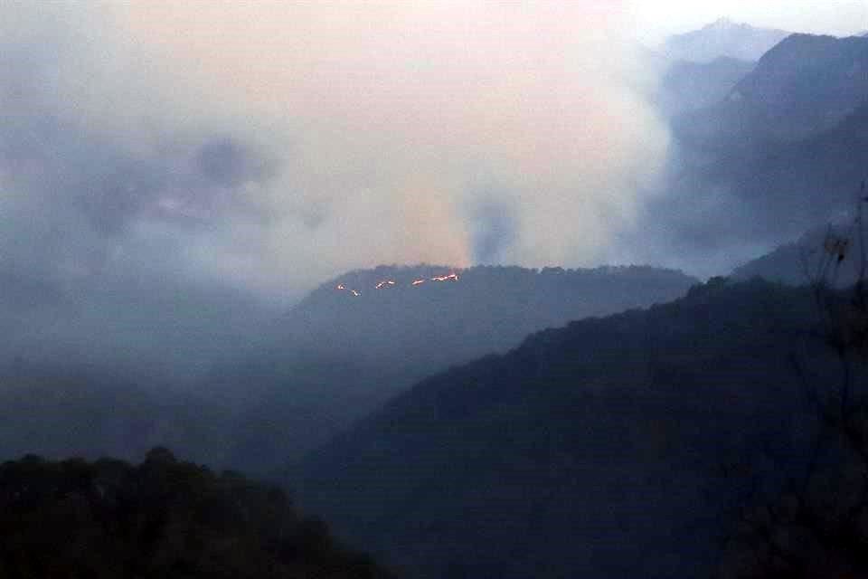 Hasta anoche se reportaban 55 hectáreas afectadas por el fuego, que consumió matorral bajo.