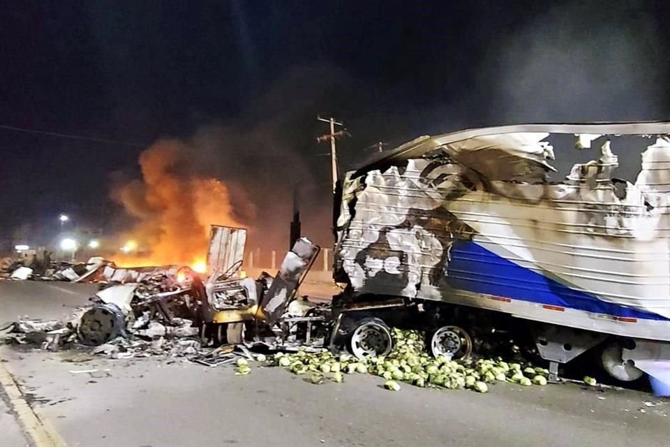 En Nuevo Laredo, sicarios incendiaron ayer tráileres para bloqueos viales y balearon establecimientos, como centrales camioneras.