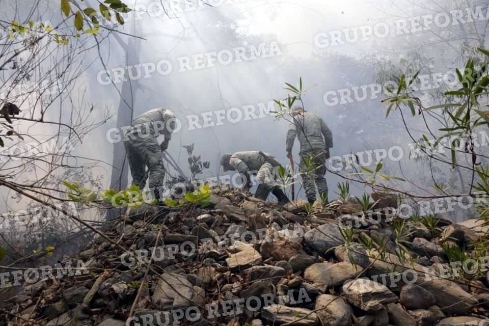 Personal del Ejército, Conafor, Municipio de Santiago, y una brigada ejidal combaten incendio forestal en la Sierra de Santiago.