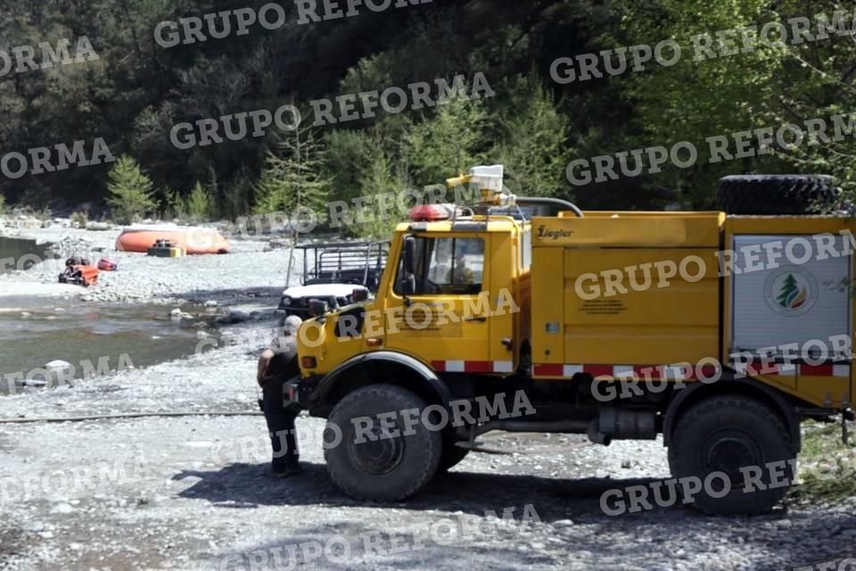 Personal del Ejército, Conafor, Municipio de Santiago, y una brigada ejidal combaten incendio forestal en la Sierra de Santiago.