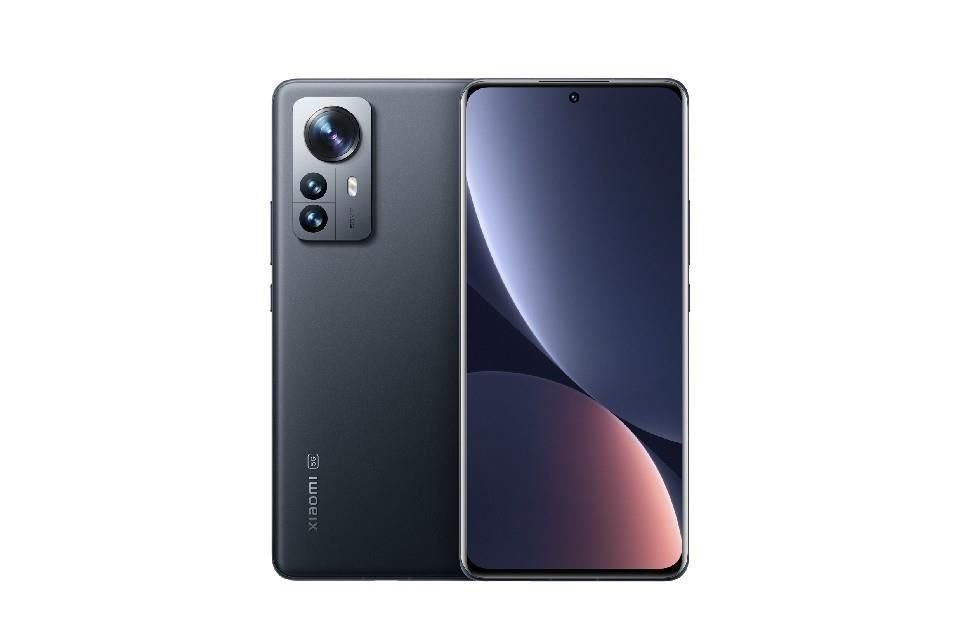 En el departamento de cámaras, Xiaomi 12 Pro es el más equipado al abastecerse de un sensor principal Sony IMX707 de 50MP.