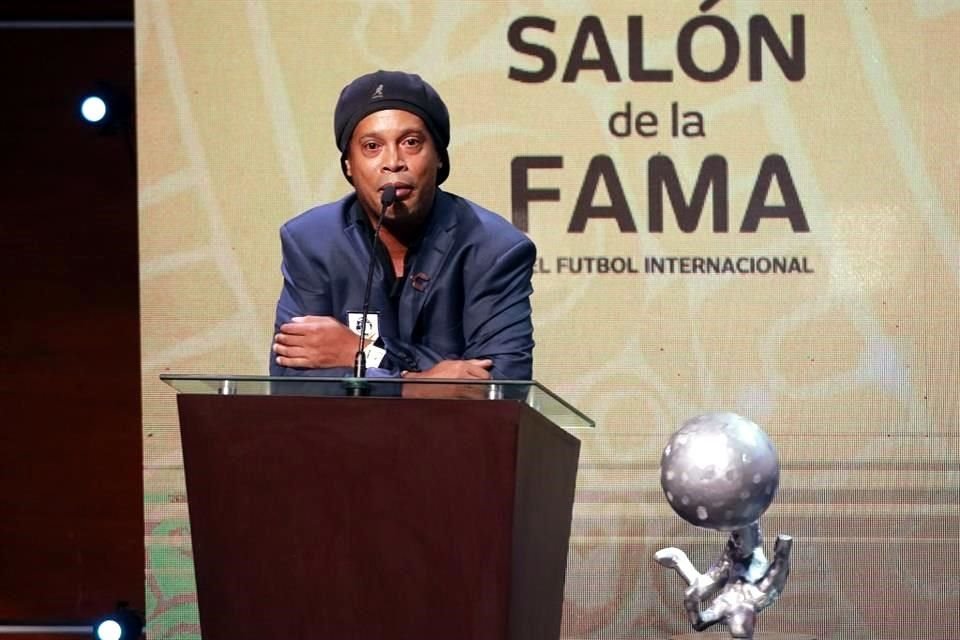 Ronaldinho estuvo emotivo durante su discurso.