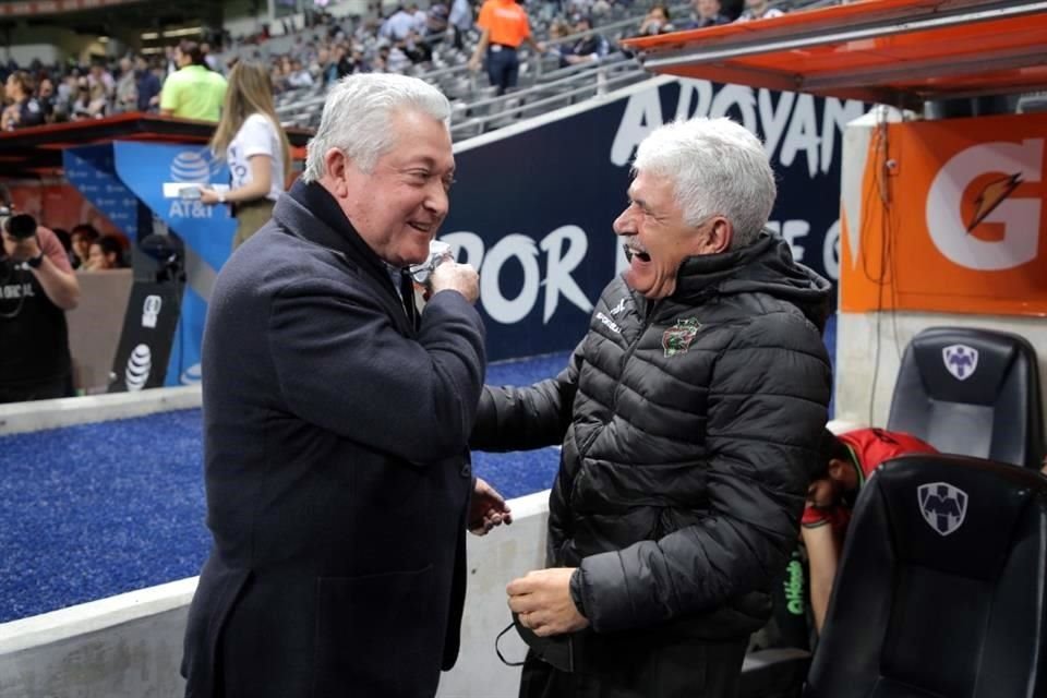 Dos viejos conocidos se reencontraron en el Estadio BBVA: Víctor Manuel Vucetich y Ricardo Ferretti.