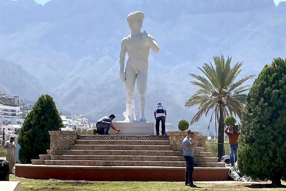 Una réplica de 'El David' de San Pedro fue colocado en el kiosco de Valle Oriente, para la filmación de la serie 'Sierra Madre'.
