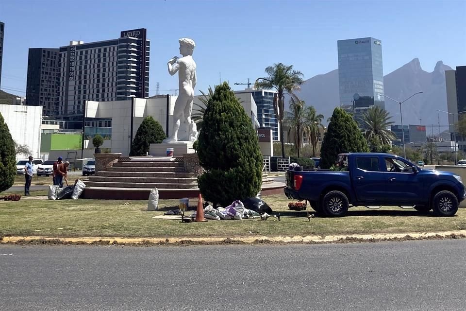 Una nueva réplica de El David fue instalada en una rotonda de Valle Oriente, donde llamó la atención de conductores.