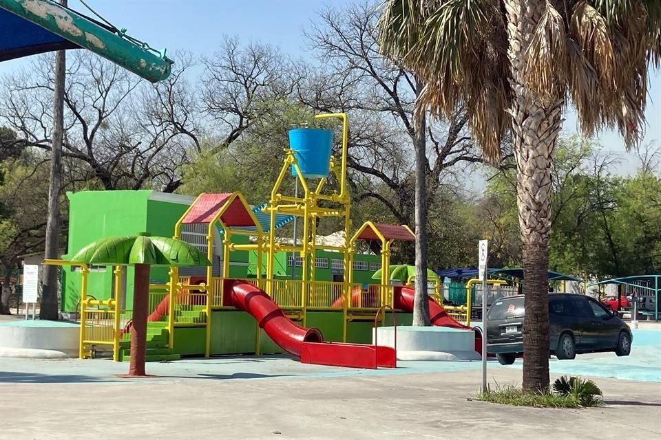 La Secretaría de Servicios Públicos, encabezada por Santos Valdez, confirmó la implementación de varios juegos y shows de entretenimiento para suplir a las albercas, que permanecerán cerradas durante los próximos días.