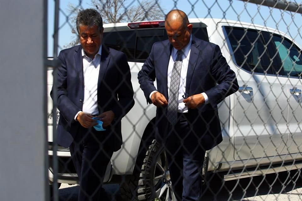 Sin dar detalles de los escritos, los litigantes Víctor Oléa Peláez y Gabriel Eduardo García llegaron a las instalaciones penitenciarias alrededor de las 11:30 horas.