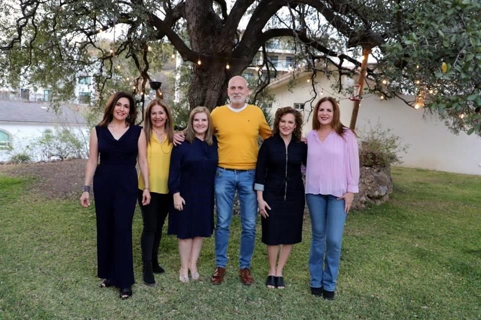 Celina Rodríguez, Josefa Villanueva, Adriana de Flores, Alejandro Palomas, Mayra Flores y Silvia Peña