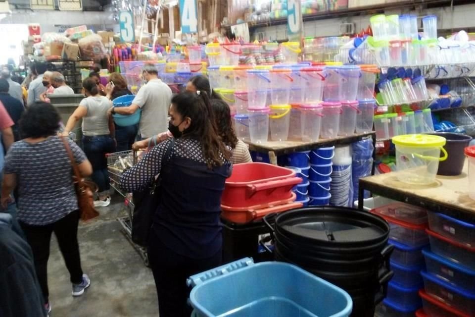 Locales de venta de botes de plástico registraron largas filas desde la mañana.