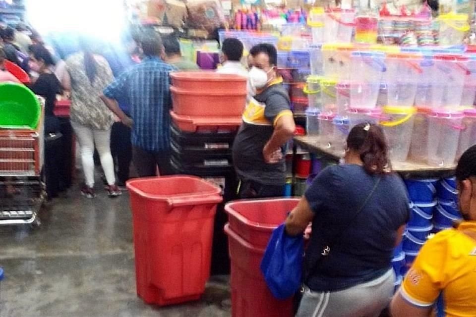 Locales de venta de botes de plástico registraron largas filas desde la mañana.
