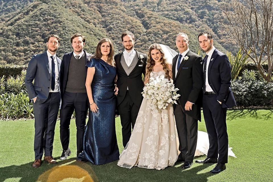 FAMILIA DEL NOVIO. Cristian Backhoff Villarreal, Erich Backhoff Villarreal, Gabriela Villarreal de Backhoff, los novios, Erich Backhoff Jerez y Pieter Backhoff Villarreal