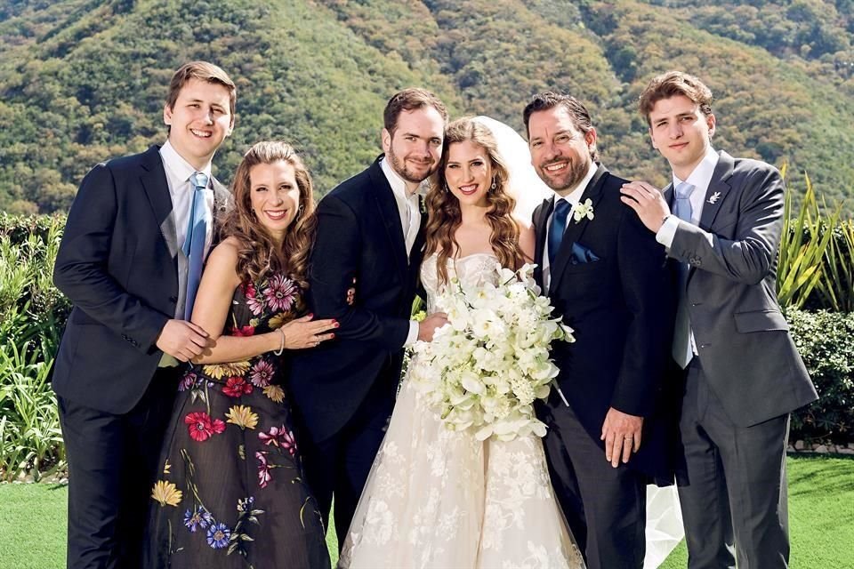 FAMILIA DE LA NOVIA. Hernán Belden de la Garza, María de la Garza de Quintanilla, los novios, Rosendo Quintanilla Chapa y David Belden de la Garza