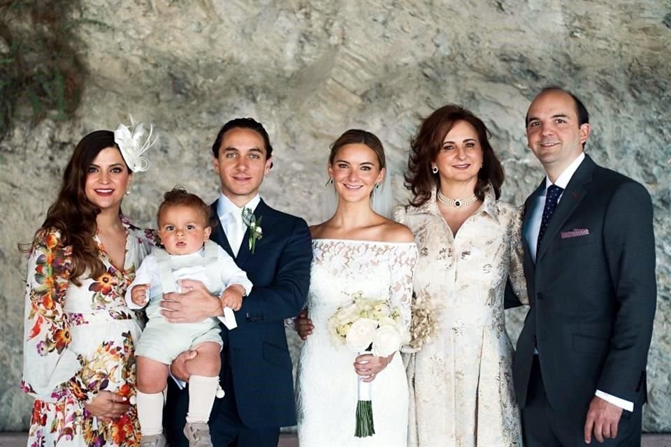 FAMILIA DE LA NOVIA. Sofía Gómez de Villarreal, el novio con el niño Gaspar Villarreal Gómez; la novia, Verónica Sada Pérez Madero y Gaspar Villarreal Sada
