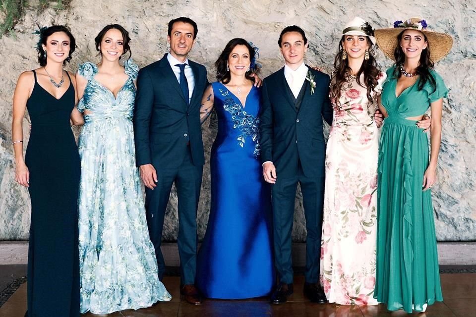 FAMILIA DEL NOVIO. Rosa María Sayeg, mamá del novio, con sus hijos Lilo, Nicole, Michel, Daniel, Mireille y Christienne Domit