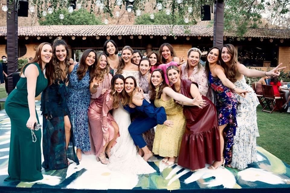 La novia con un grupo de amigas.