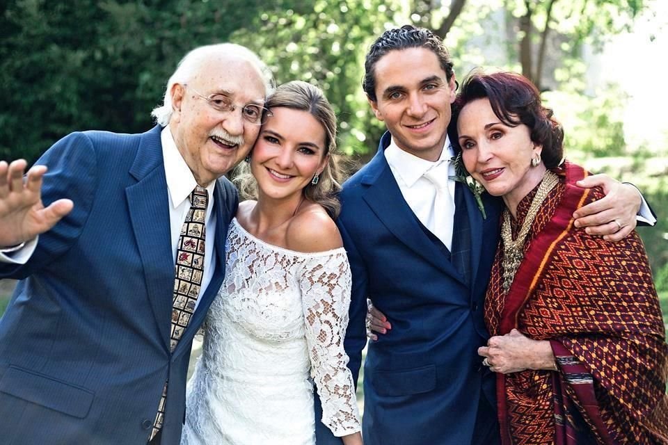 La pareja con los abuelitos de ella: Rogelio Sada y Cecilia Pérez Madero de Sada