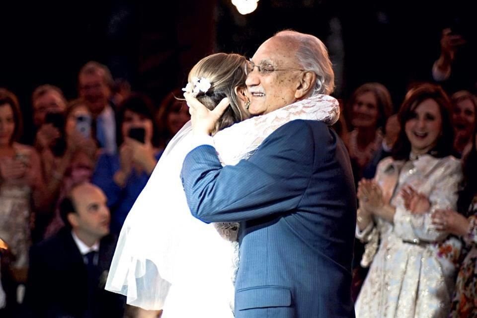 Verónica bailó con su abuelo, Rogelio Sada Zambrano, un tema de Frank Sinatra