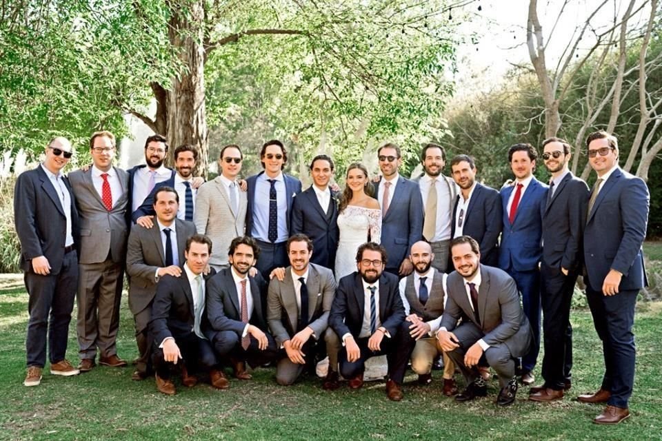 Los novios con un grupo de amigos.