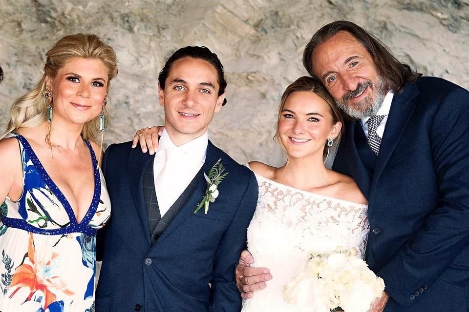 Angélica Arrendondo y Michel Domit, papá del novio, con los recién casados