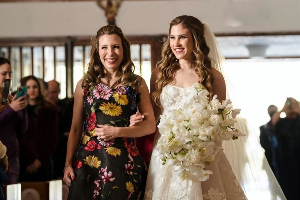 La novia compartió momentos muy especiales junto a su mamá, ya que entró a la Iglesia de su brazo, y bailó con ella el vals