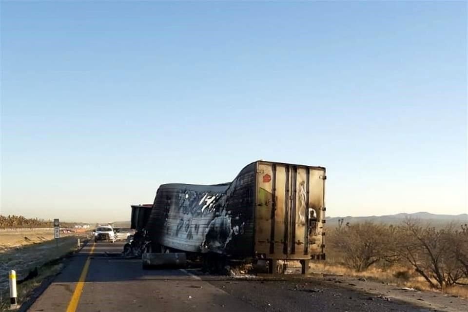 Aunque en un principio trascendió que el chofer del tráiler consumido por el fuego pudo haber muerto calcinado, los apagafuegos y rescatistas no encontraron indicios de una persona.