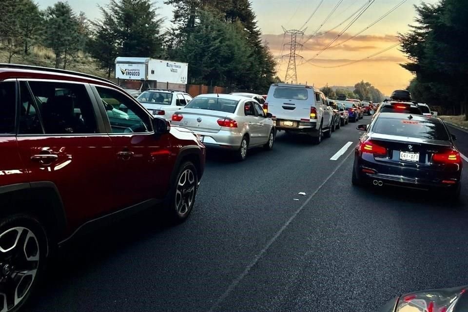 La Autopista México-Cuernavaca y la Carretera Federal se encuentran bloqueadas por manifestantes.