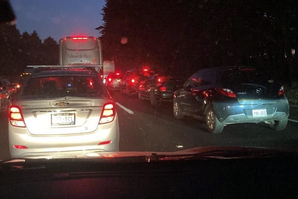 Se registran largas filas de vehículos parados en la vía de cuota debido al bloqueo.