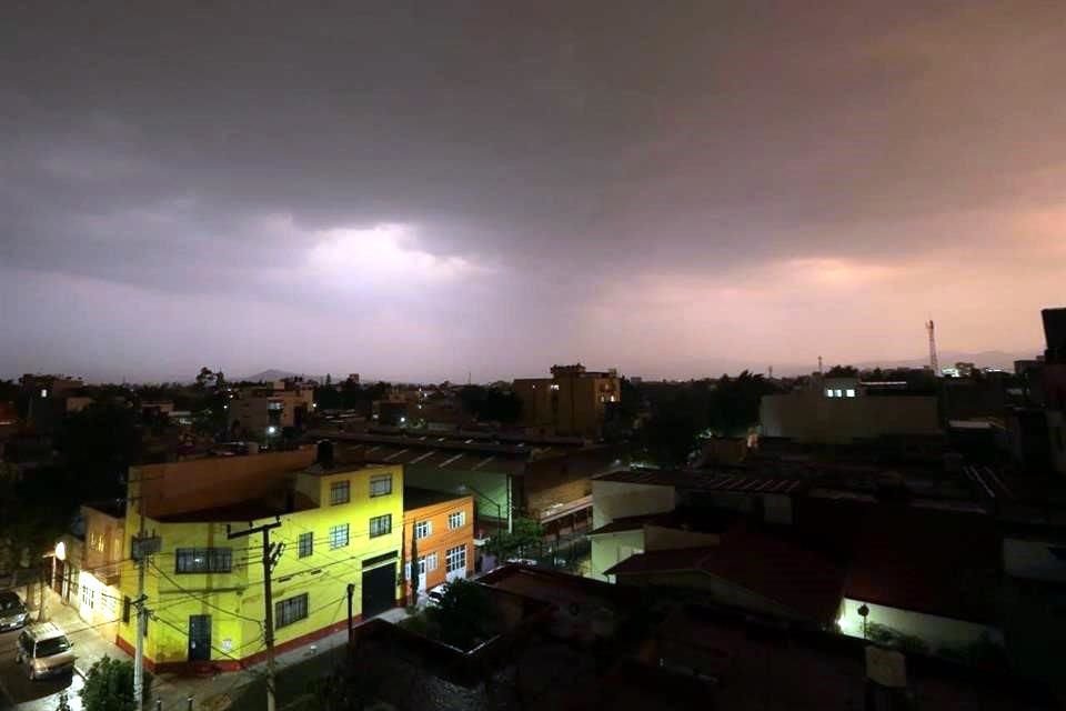 La noche de este miércoles se registra cielo nublado en gran parte de la Ciudad, como en Santa María la Ribera.