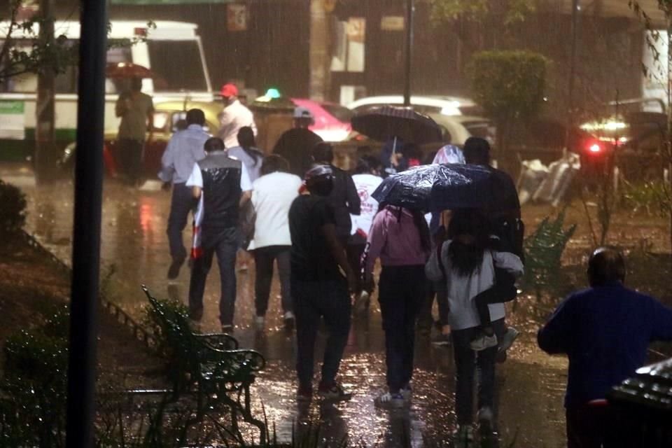 En Azcapotzalco, la lluvia sorprendió a transeúntes que tuvieron que salier corriendo del Jardín Hidalgo, en el centro de la Alcaldía, para refugiarse.