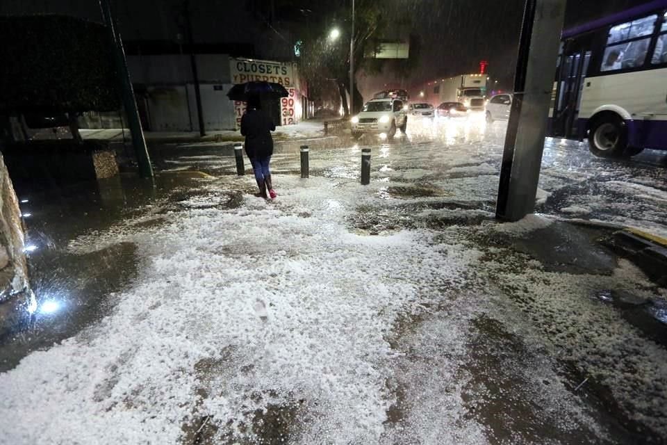 La granizada en Calzada de Tlalpan, Col. Nativitas, dejó sin luz a la zona por varios minutos.