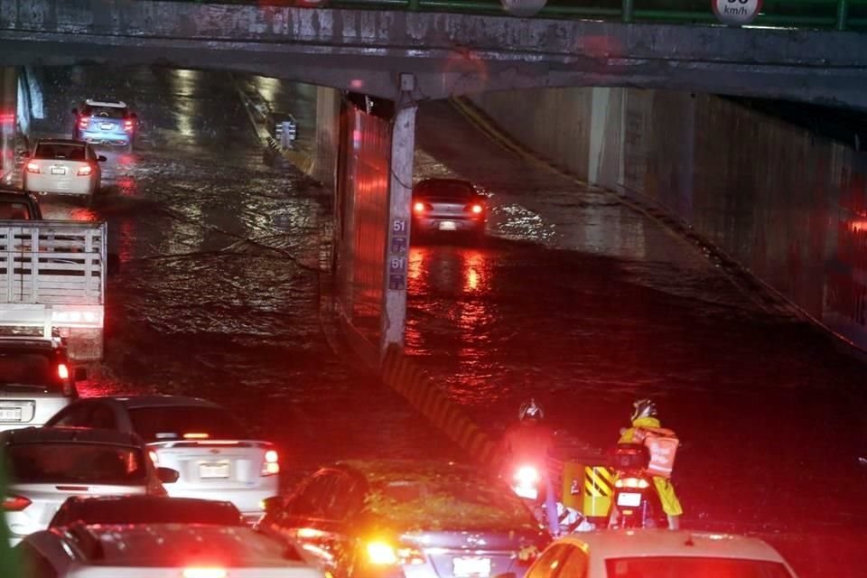 El desnivel en Eje 5 Sur y Tlalpan es una de las vialidades inundadas esta noche.