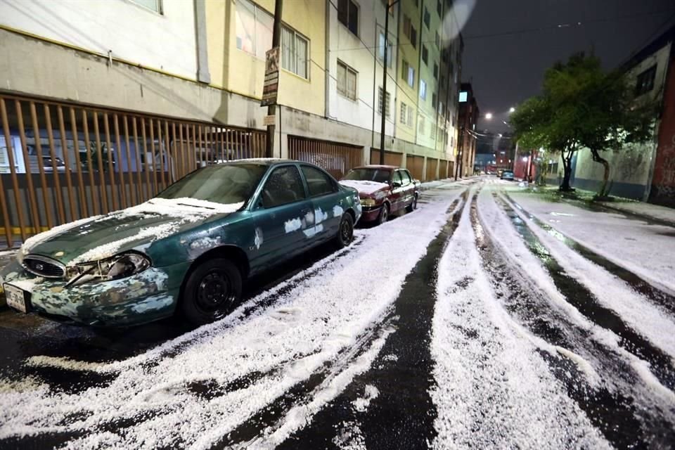 Así quedó la Calle Luna y Eje Central, en la Colonia Guerrero, tras la granizada.