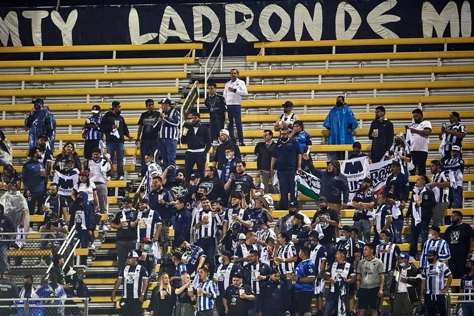 Una buena cantidad de aficionados rayados estuvieron en el partido.