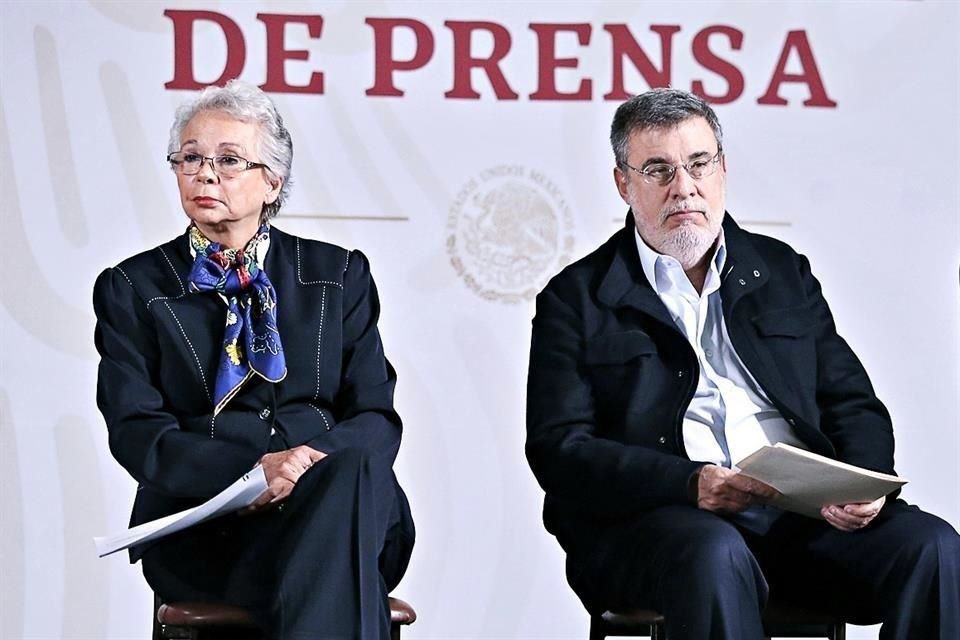 Olga Sánchez Cordero, entonces Secretaria de Gobernación, y Julio Scherer Ibarra, hoy ex Consejero Jurídico de la Presidencia, en la conferencia maturina del 11 de marzo de 2020.