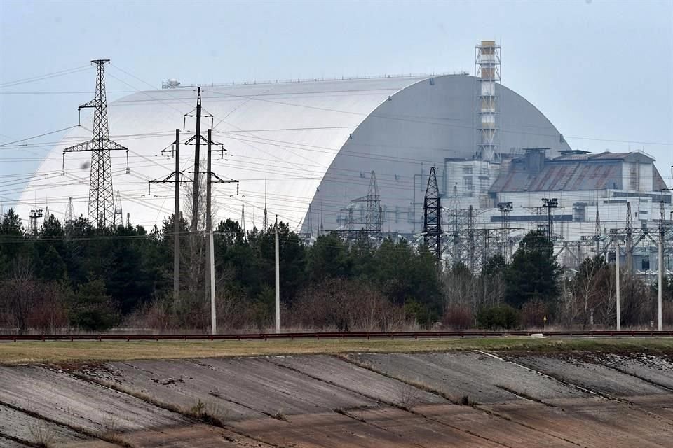 Foto de archivo del domo gigante que cubre el reactor accidentado de la planta nuclear de Chernobyl, en Ucrania.