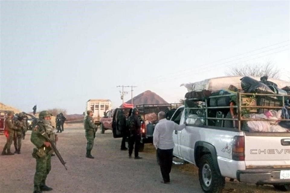 A casi 2 años de haber sido desplazadas por la violencia, familias regresaron acompañadas del Ejército y autoridades a comunidad de Zihuaquio, en Guerrero.