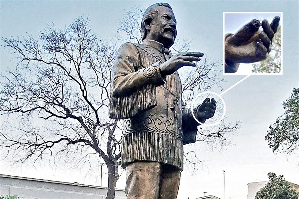 A la escultura de 'Piporro', ubicada en la Macroplaza, ya no tiene las placas conmemorativas y le falta parte de un dedo.