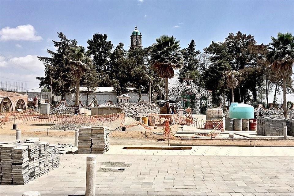 La remodelación de la plaza cívica tiene 6 meses de retraso, donde zanjas y montones de tierra conforman el paisaje.