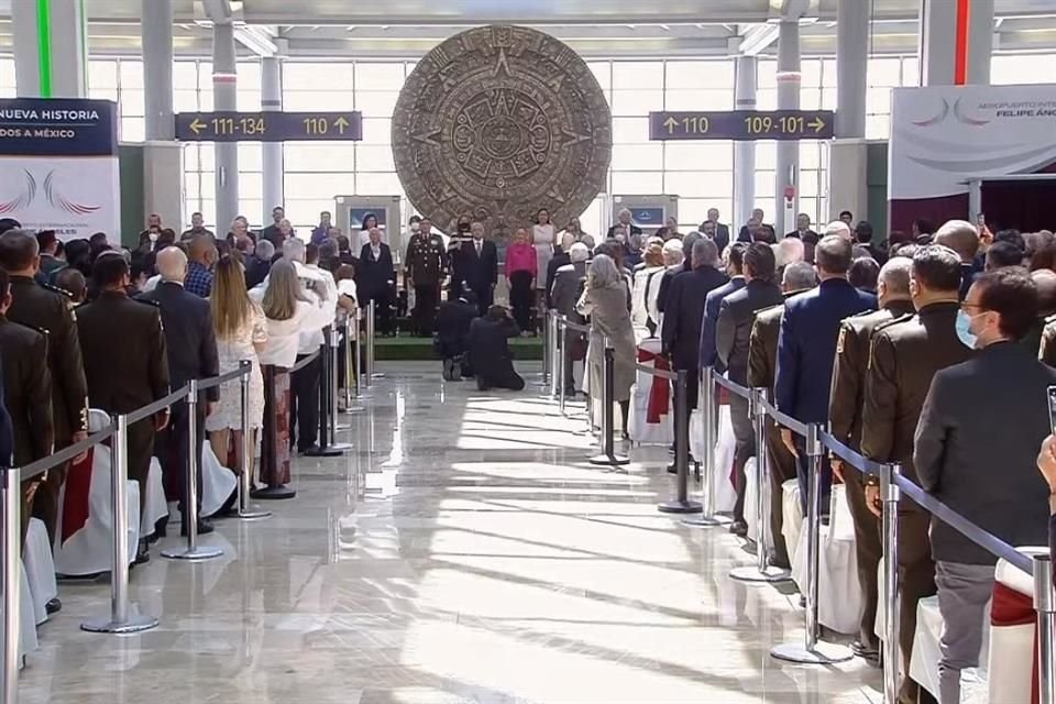 El Presidente Andrés Manuel López Obrador rinde honores a la bandera en la ceremonia de inauguración del AIFA.