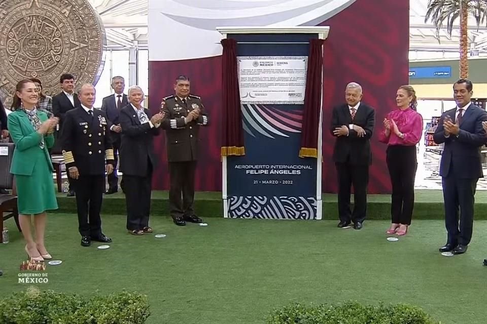 Acompañado de Gabinete, Gobernadores y legisladores, AMLO inaugura la primera de las megaobras de su sexenio: el Aeropuerto Felipe Ángeles.