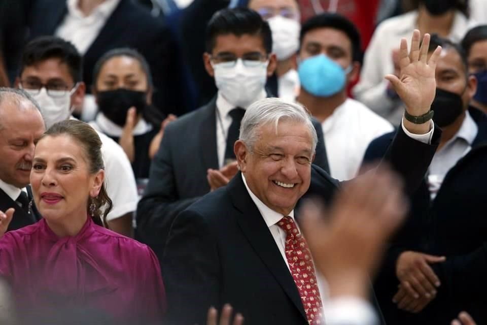 El Presidente Andrés Manuel López Obrador lució muy sonriente junto a su esposa Beatriz Gutiérrez.