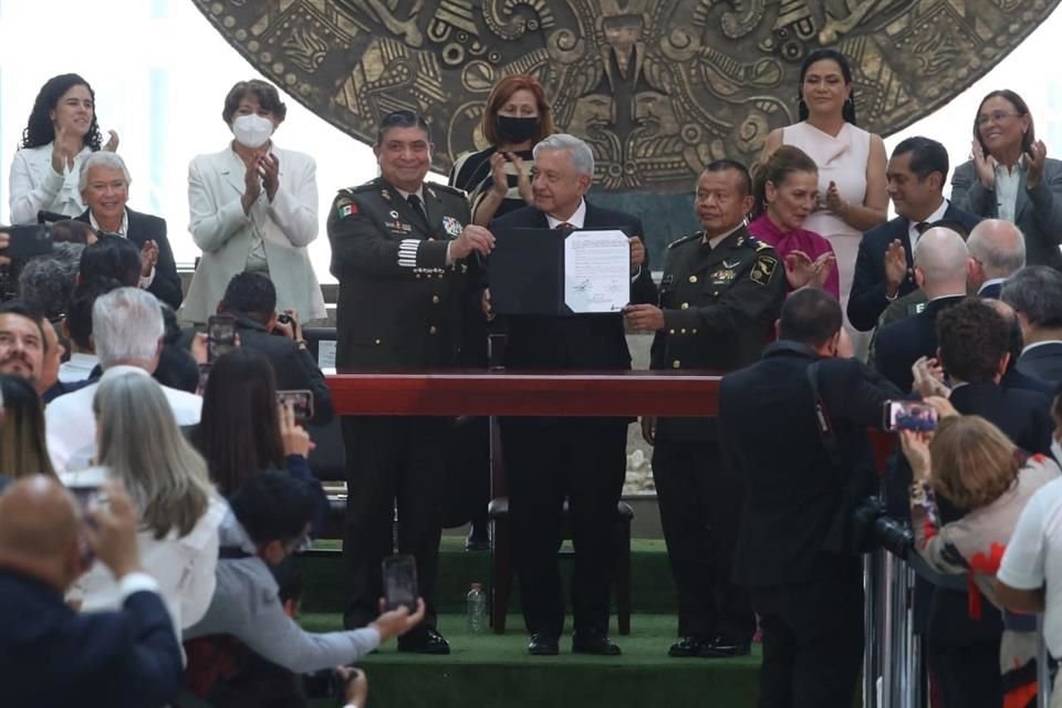 Luis Cresencio Sandoval, Andrés Manuel López Obrador e Isidoro Pastor.