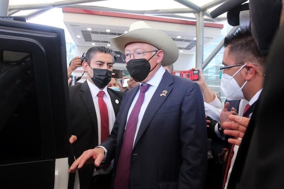 El Embajador de Estados Unidos en México, Ken Salazar, dijo que esperaba pronto volar desde el nuevo Aeropuerto.