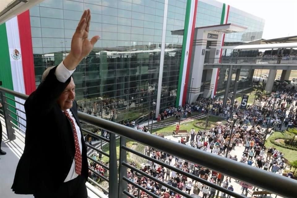 Así se despidió López Obrador de sus seguidores tras la inauguración.