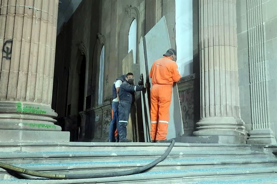 Los trabajadores de una empresa alistan la zona donde realizan los trabajos de limpieza, en el Palacio de Gobierno.