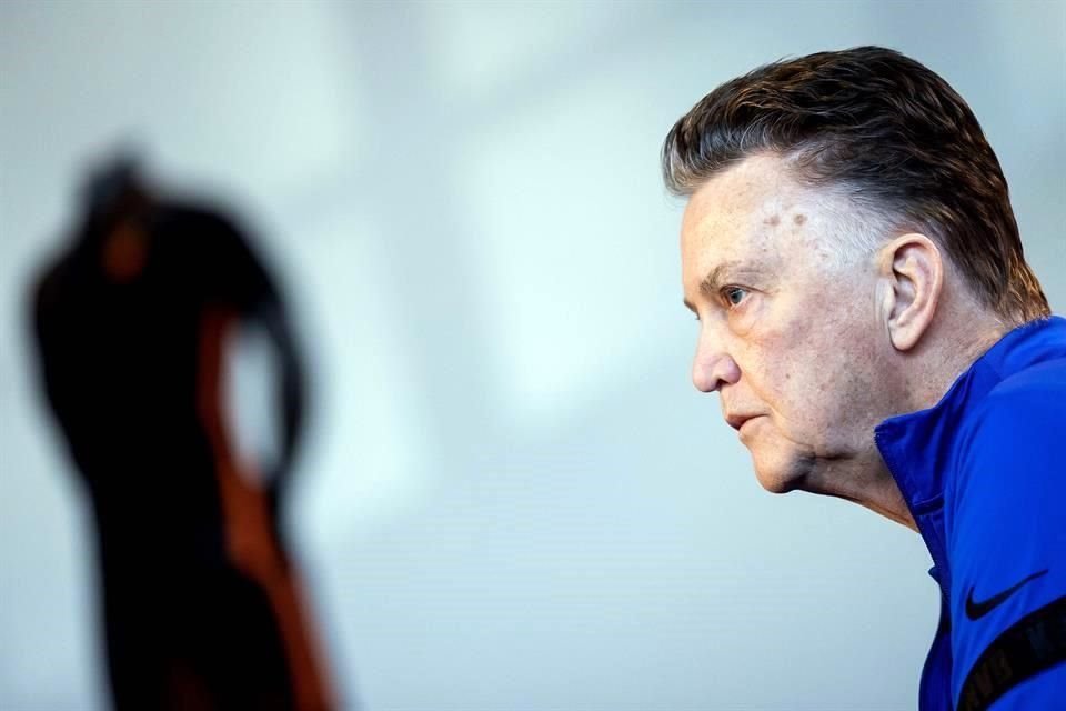 Louis van Gaal criticó fuertemente la sede de la próxima Copa del Mundo.