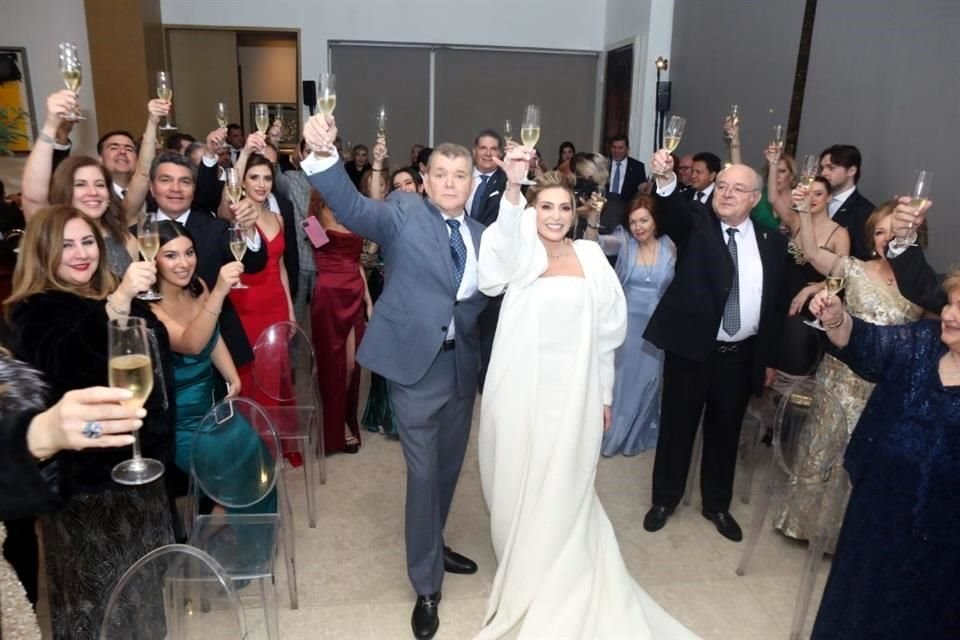 Horacio González Elizondo y Paola Gómez del Campo Porte brindan con sus familiaes