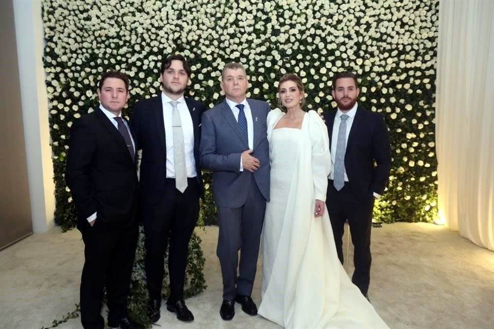 Fernando González, Santiago González, los novios y Diego González